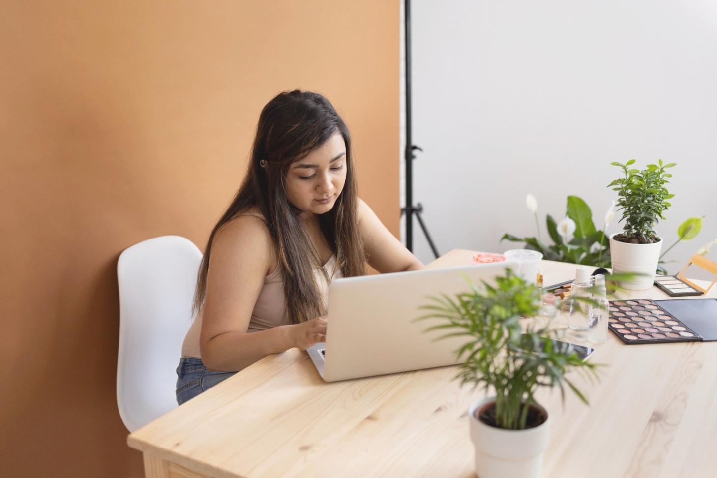 Consultation financière en cours avec documents et calculatrice