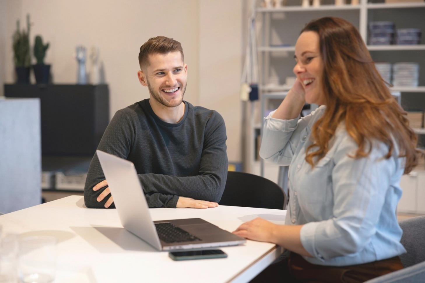 Espace de travail organisé avec documents financiers